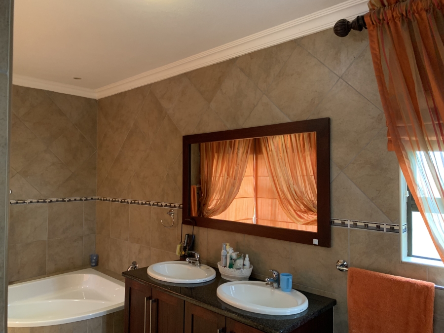 5 Bedroom Property for Sale in Birdwood Estate North West